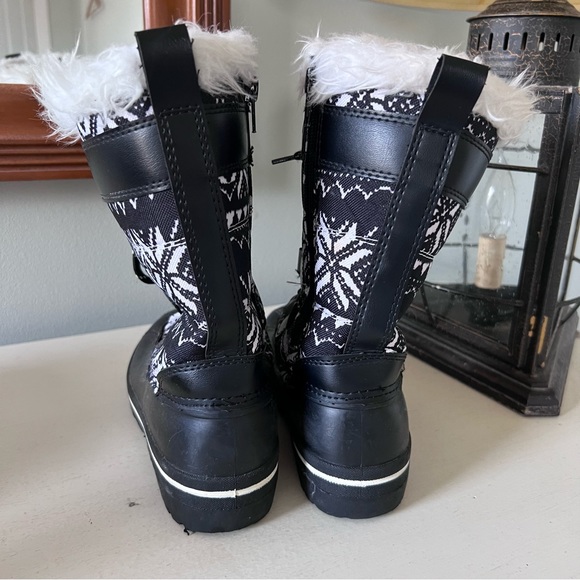 Wonder Nation Snow Boots • 1 - Picture 3 of 8
